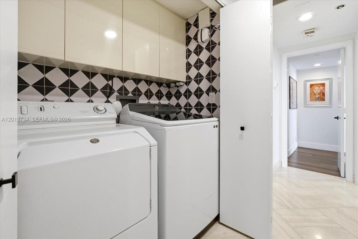 3000 Island Blvd 2802 photo 18