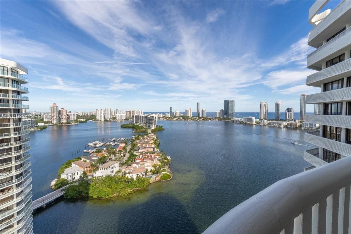 3000 Island Blvd 2802 photo 19