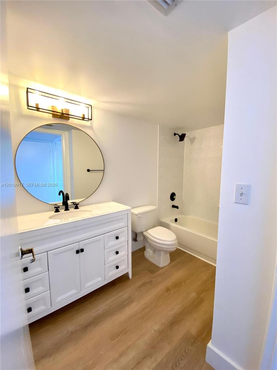 1688 West Ave 804 photo 4