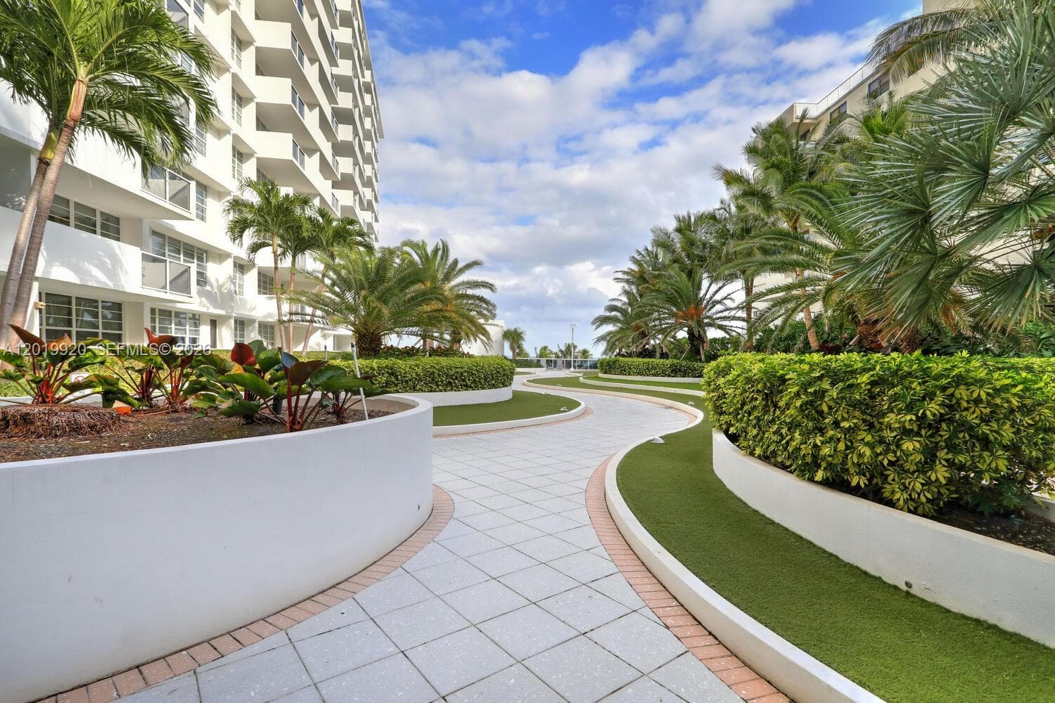 100 Lincoln Rd 330 photo 12