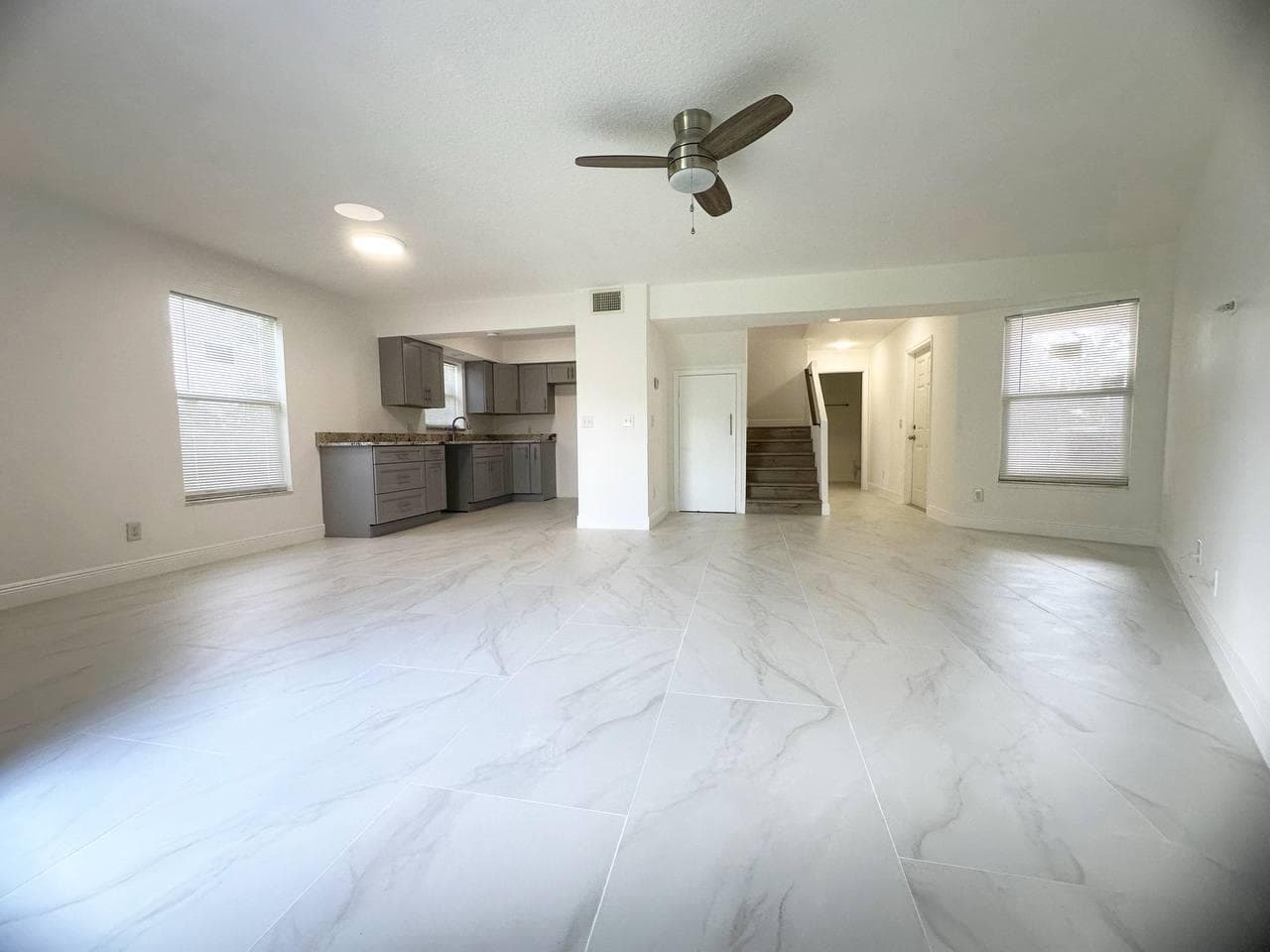 1033 Goldenrod Road photo 3