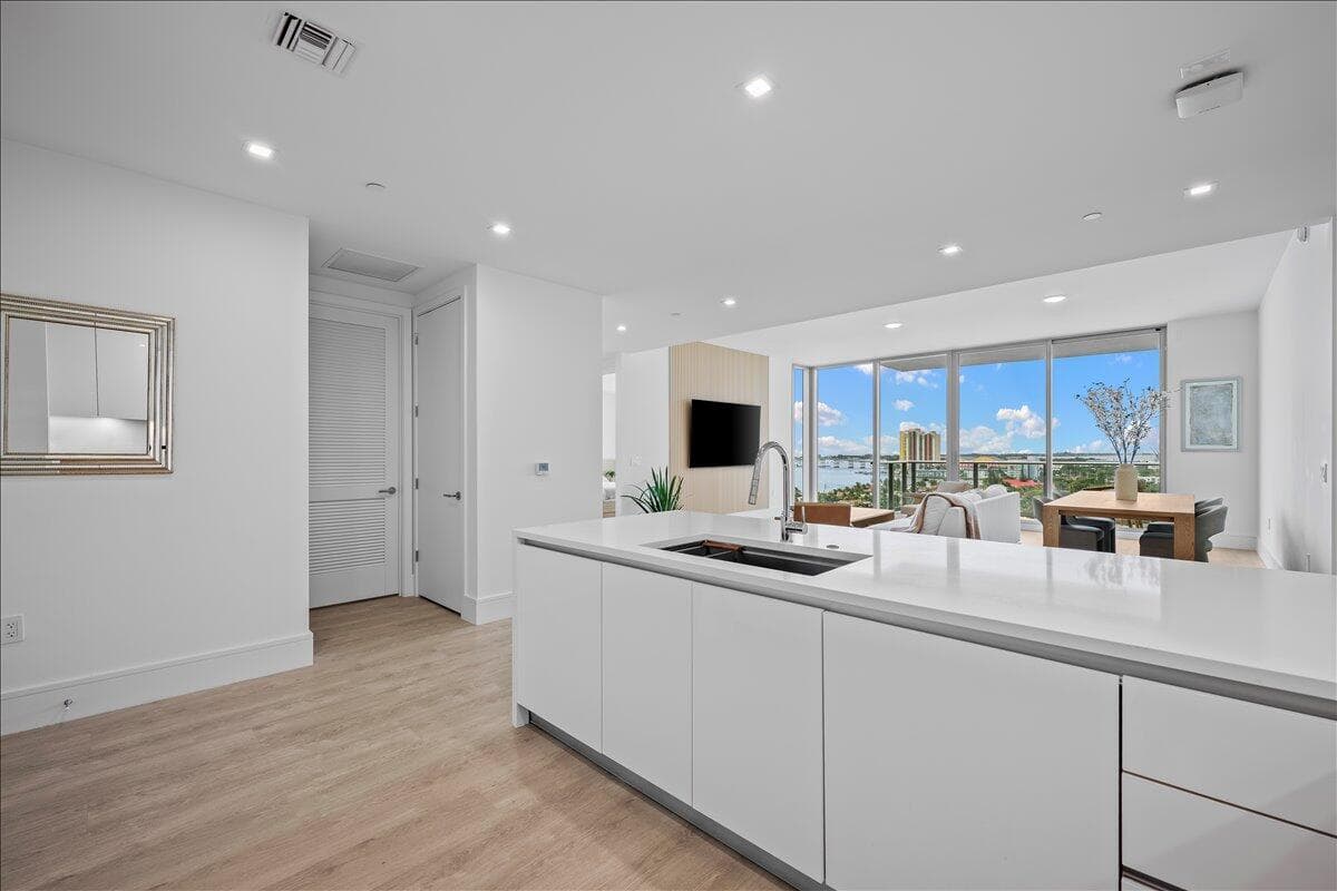 220 Lake Shore Drive 1207 photo 5