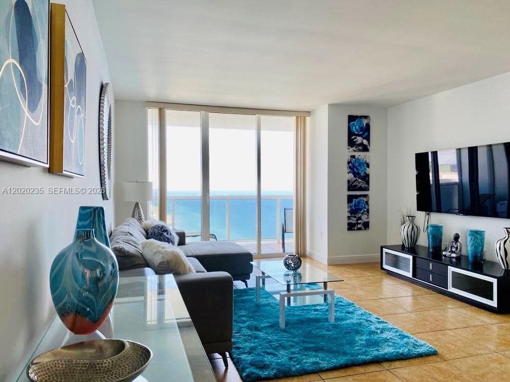 1830 S Ocean Dr 4810 photo 2
