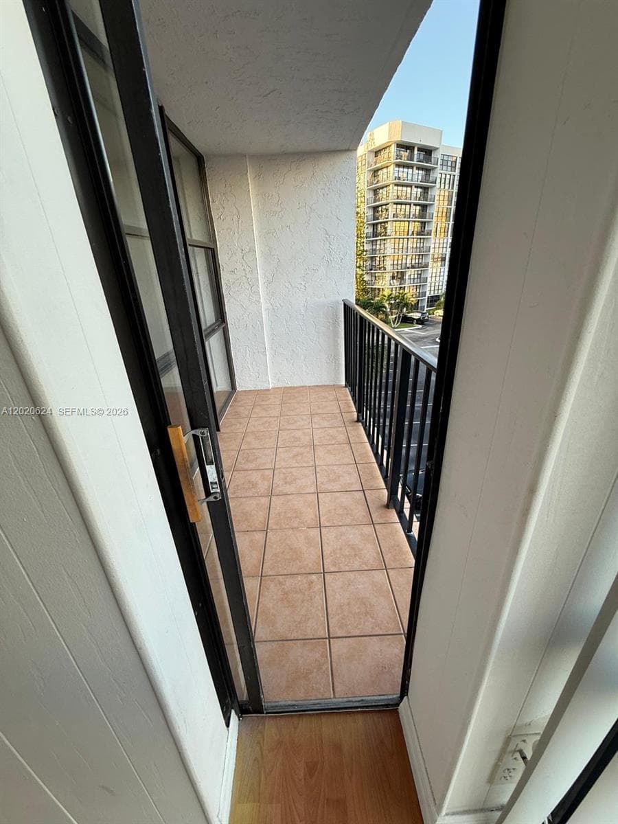 800 Parkview Dr 406 photo 6