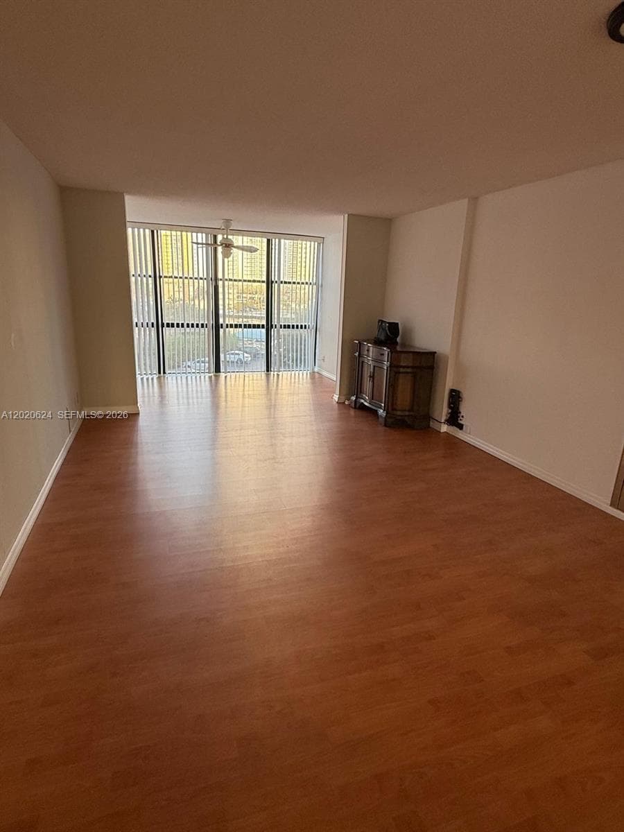 800 Parkview Dr 406 photo 7