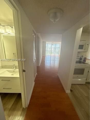 800 Parkview Dr 406 photo 9
