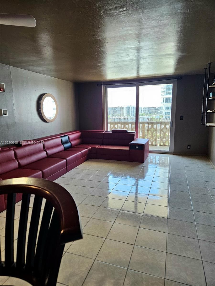 1817 S Ocean Dr 718 photo 4