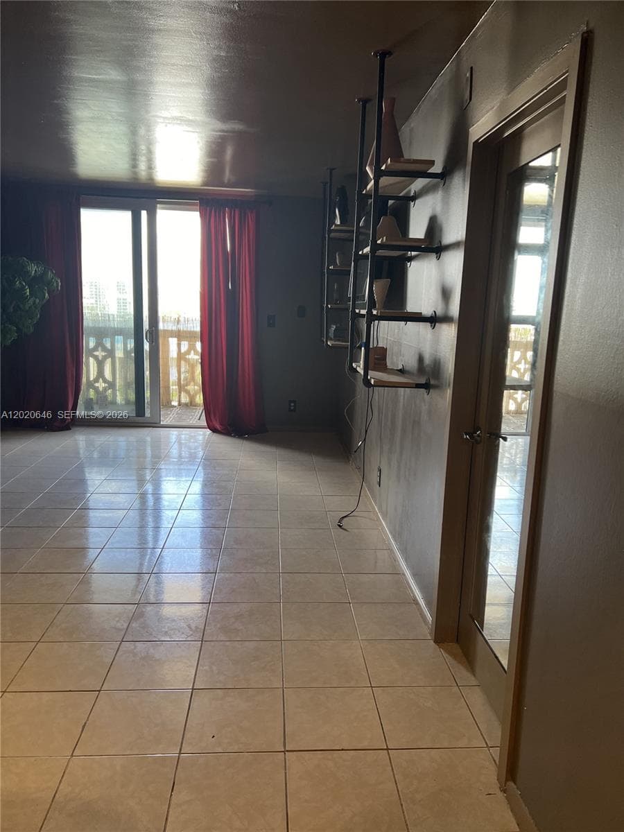 1817 Ocean Dr 718 photo 4