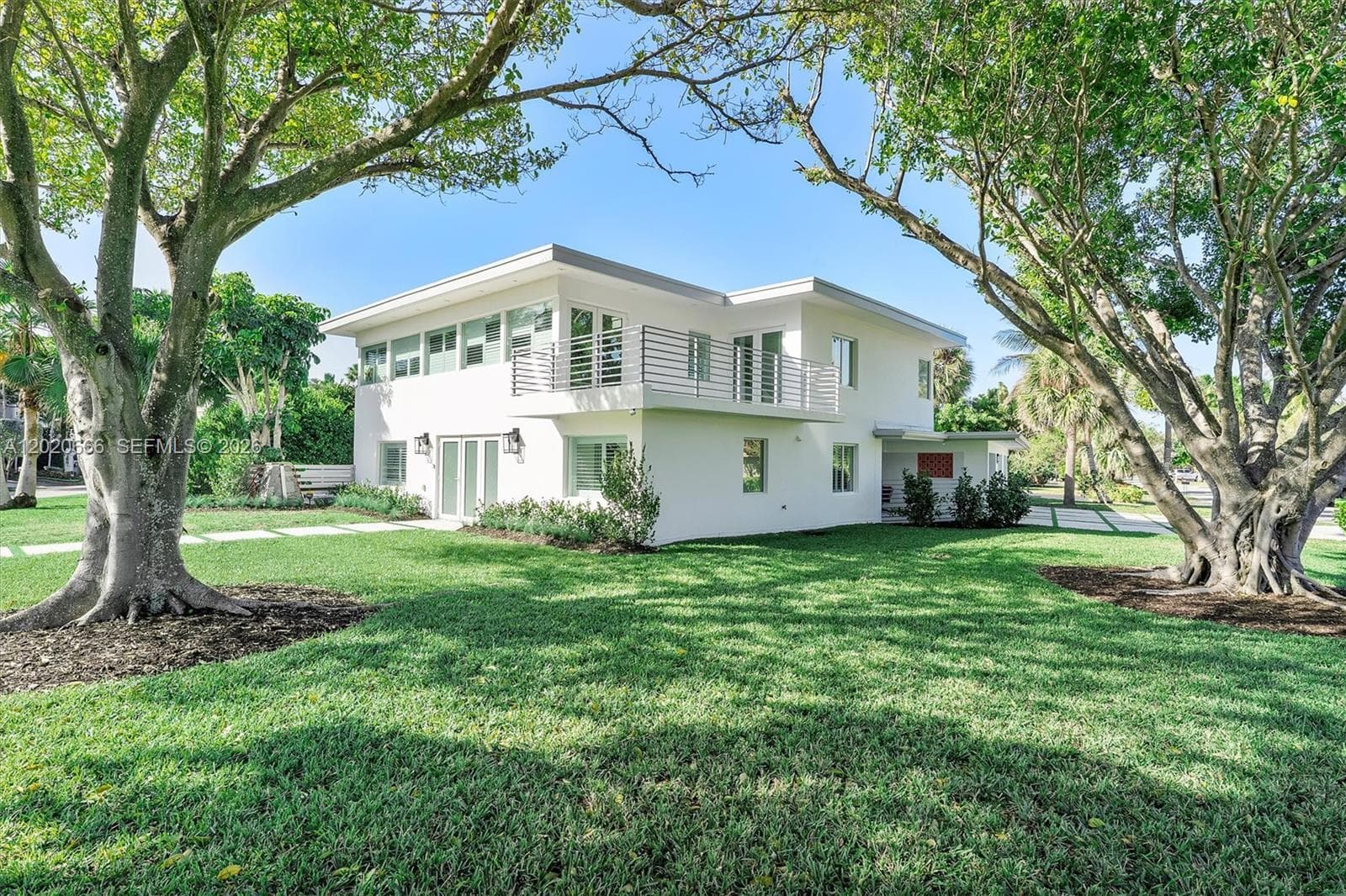1903 Bay Dr photo 3