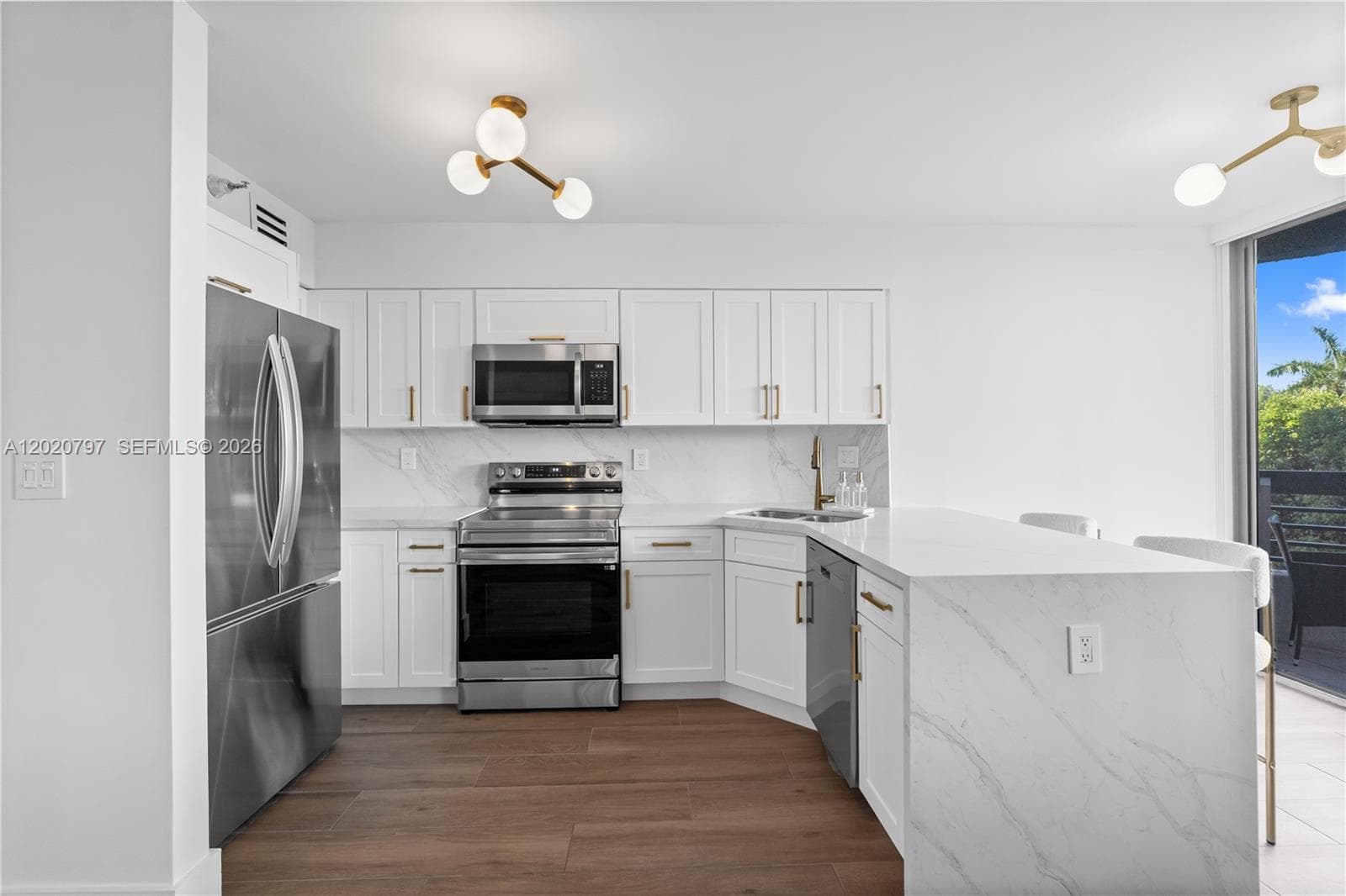 19101 36th Ct 402 photo 2