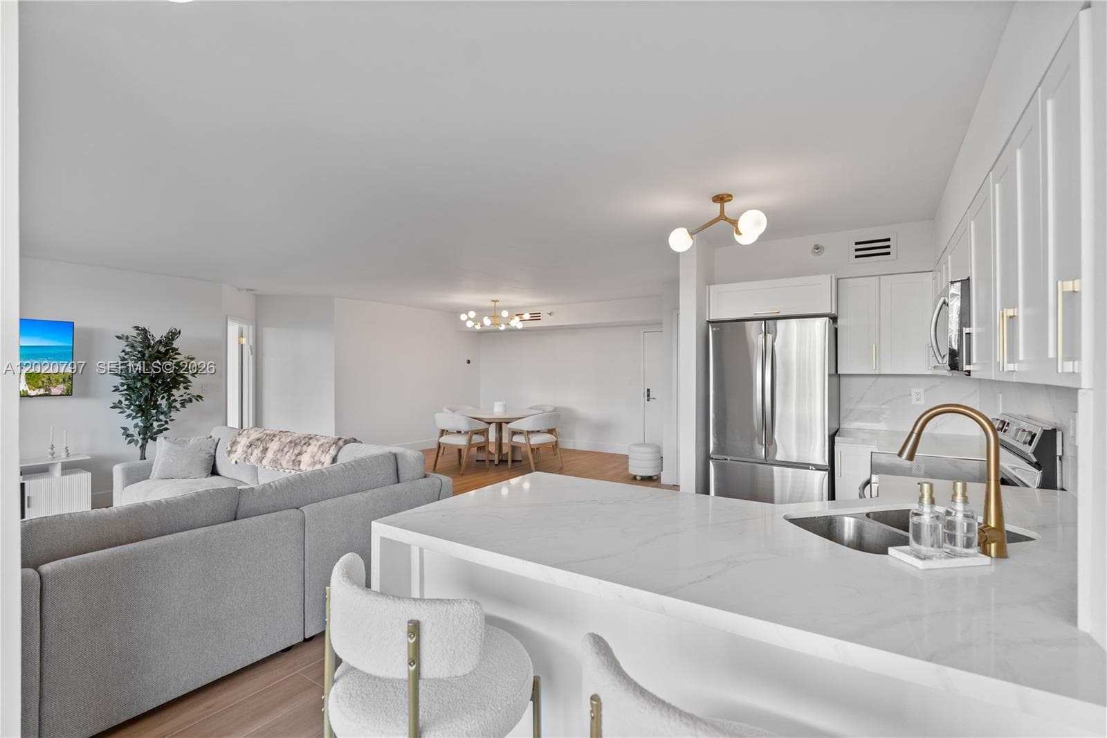 19101 36th Ct 402 photo 3