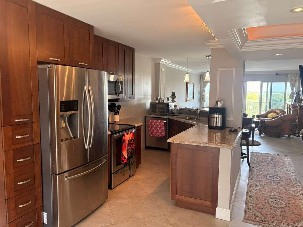 2611 N Riverside Drive Apt 703 photo 6