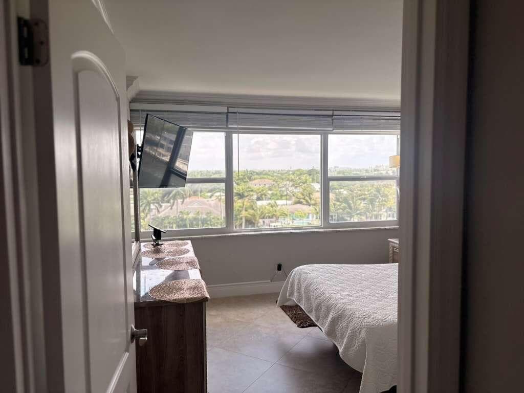 2611 N Riverside Drive Apt 703 photo 19