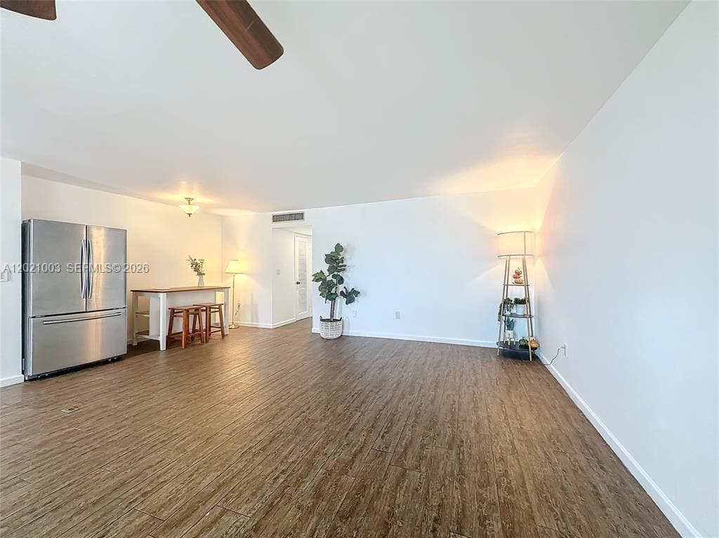 7133 Bay Dr 705 photo 2