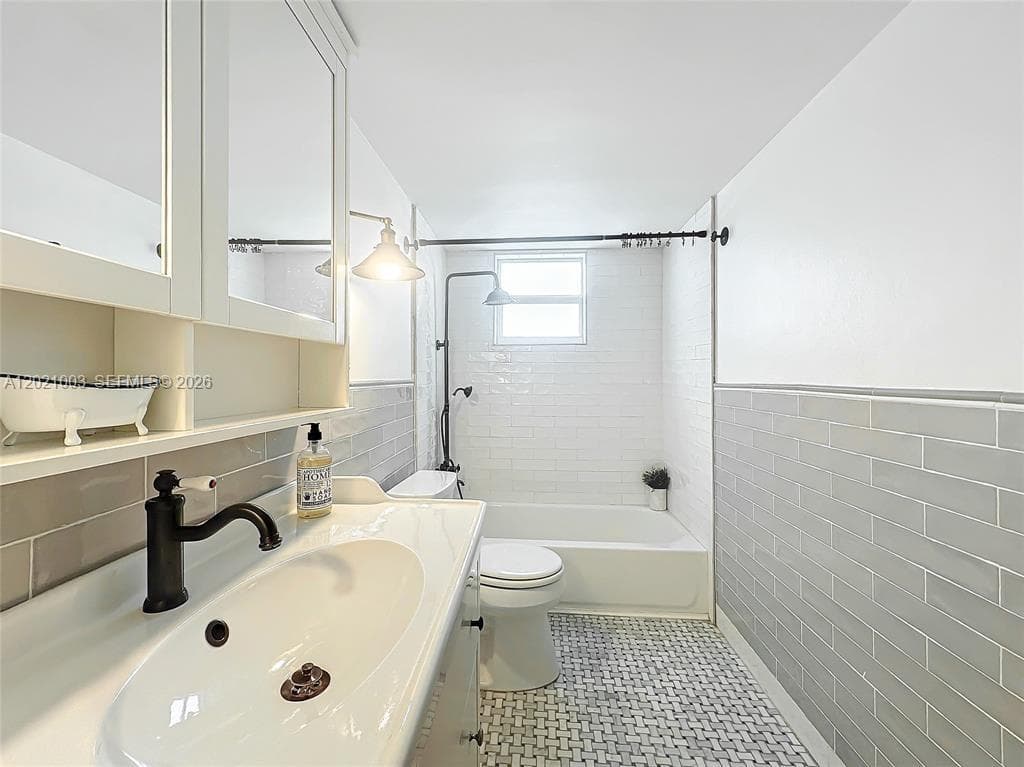 7133 Bay Dr 705 photo 16