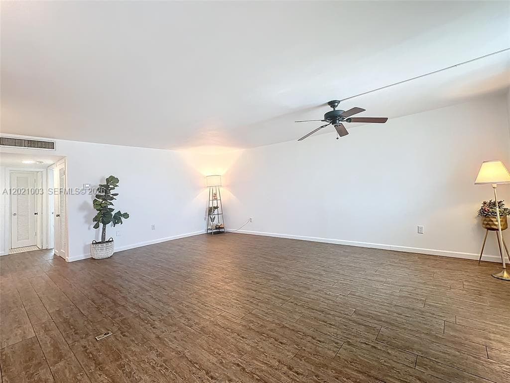 7133 Bay Dr 705 photo 3