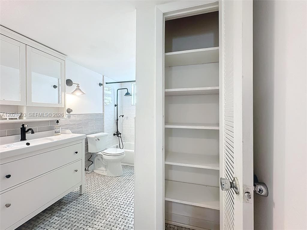 7133 Bay Dr 705 photo 11