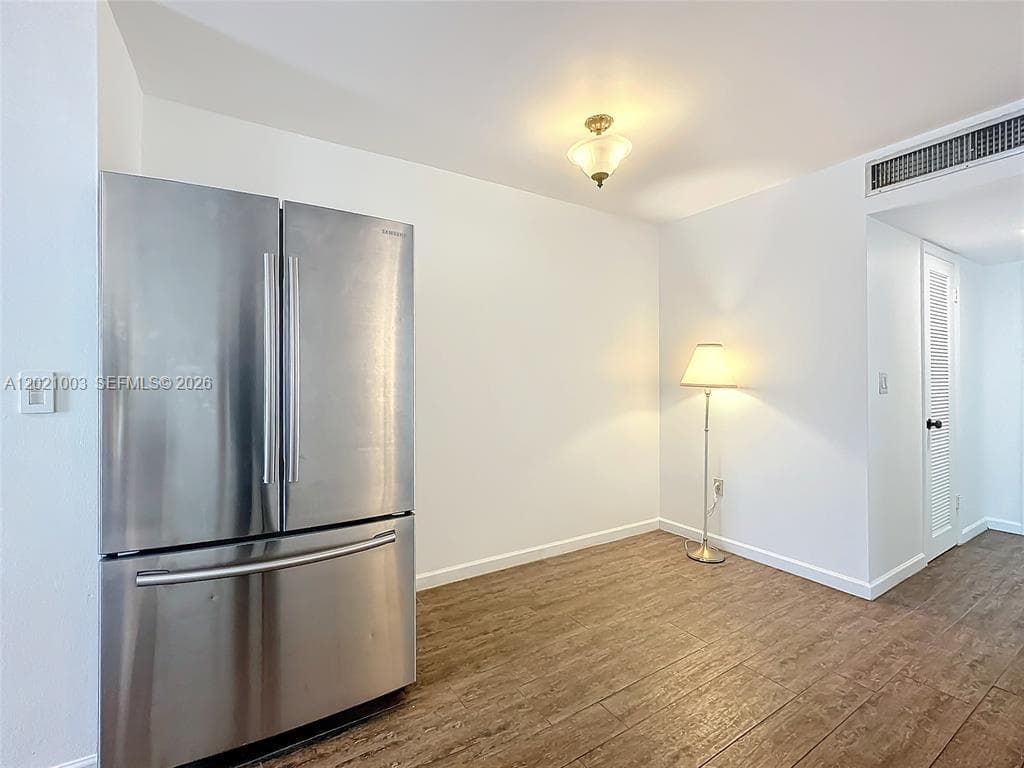 7133 Bay Dr 705 photo 4