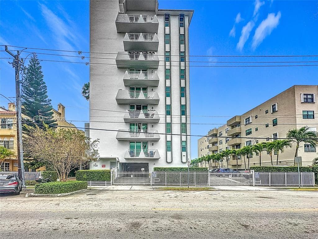 7133 Bay Dr 705 photo 25