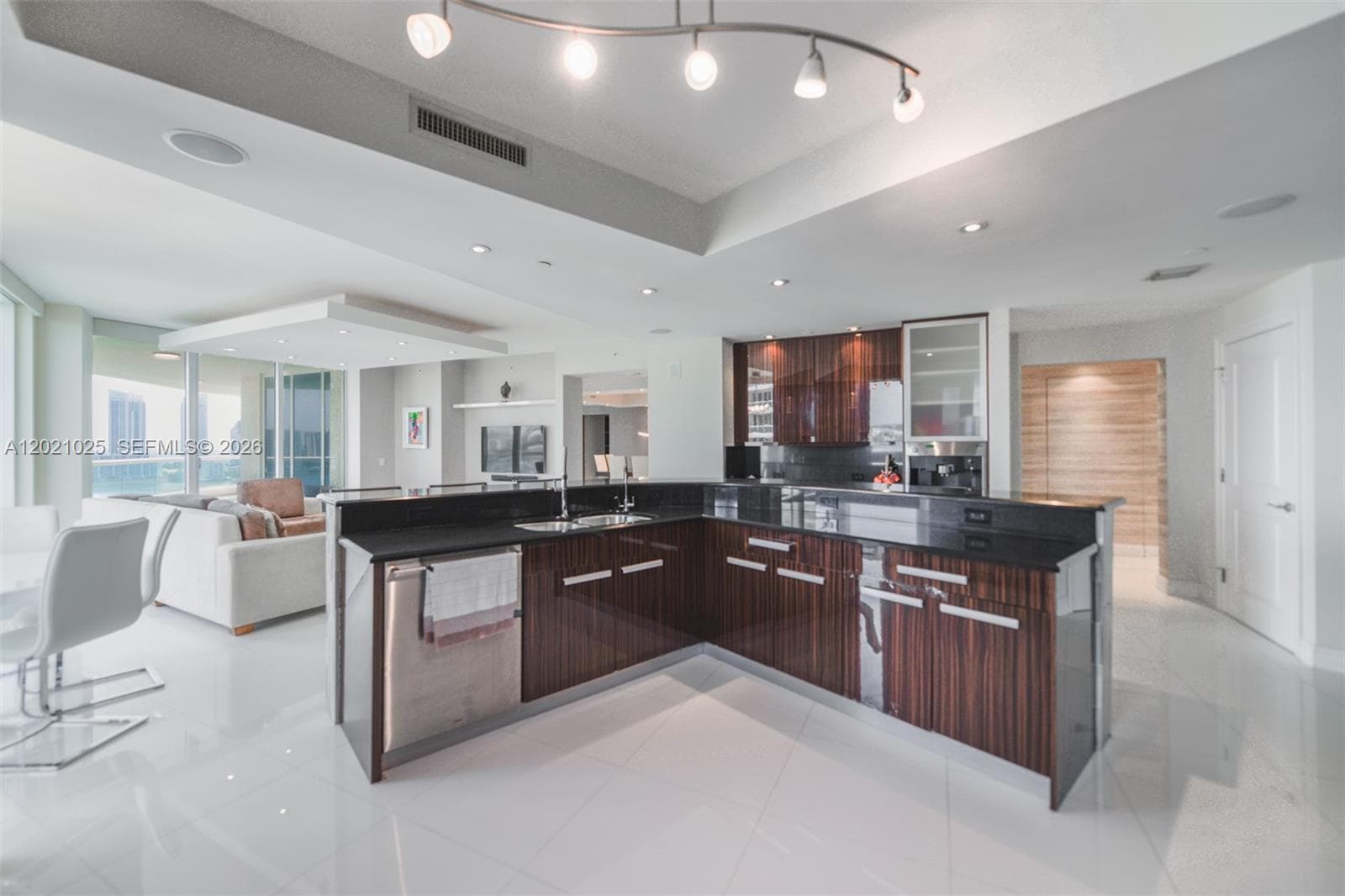 6000 Island Blvd 1801 photo 17