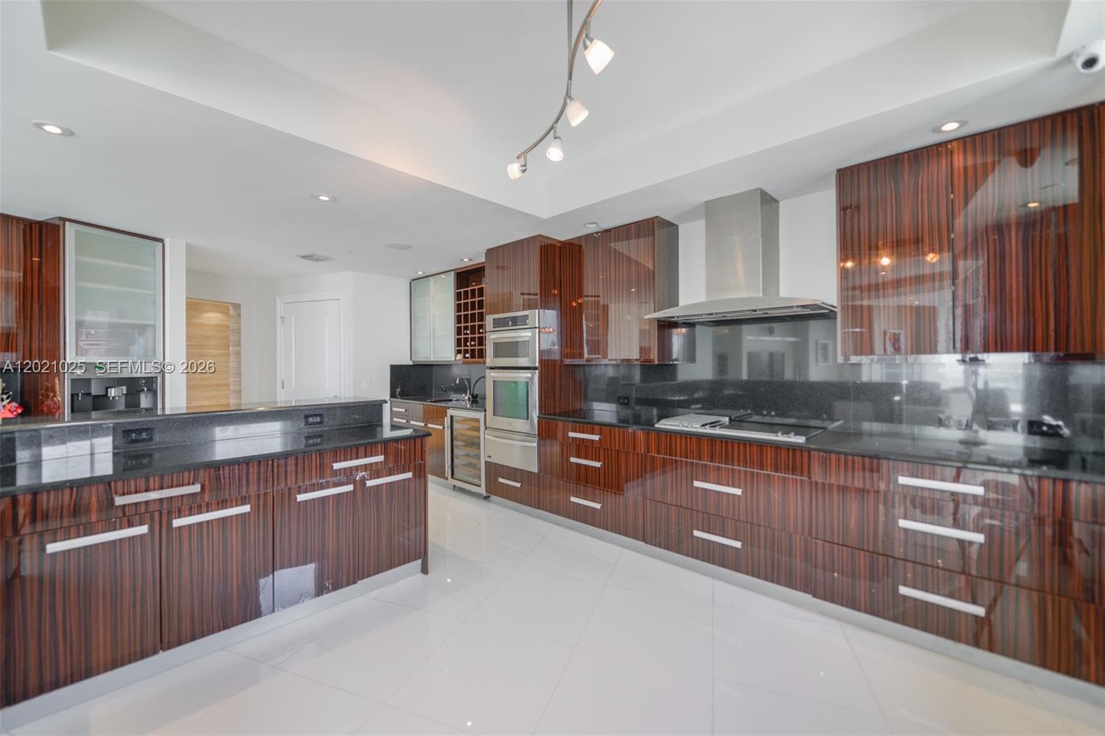 6000 Island Blvd 1801 photo 16