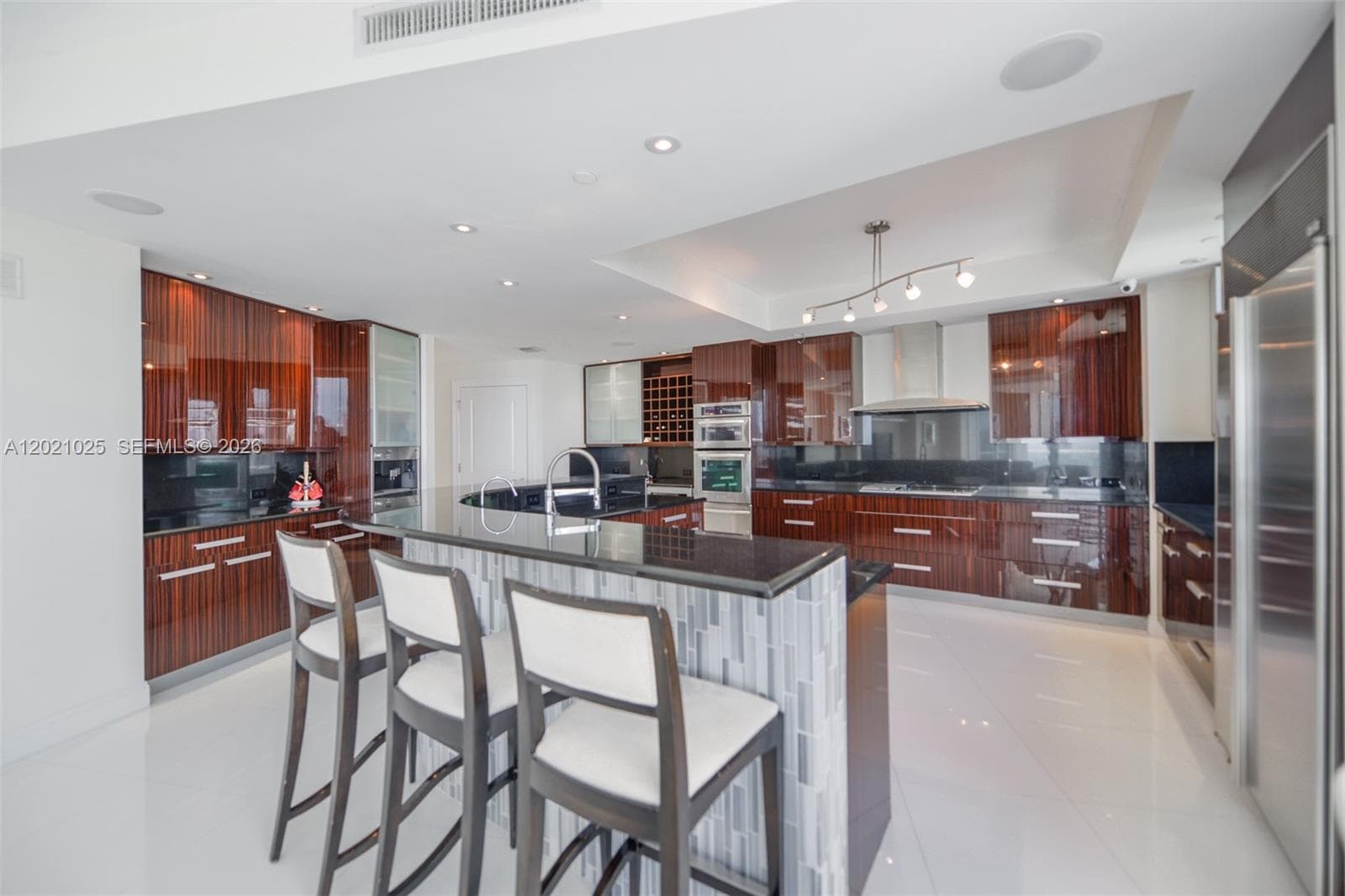 6000 Island Blvd 1801 photo 12