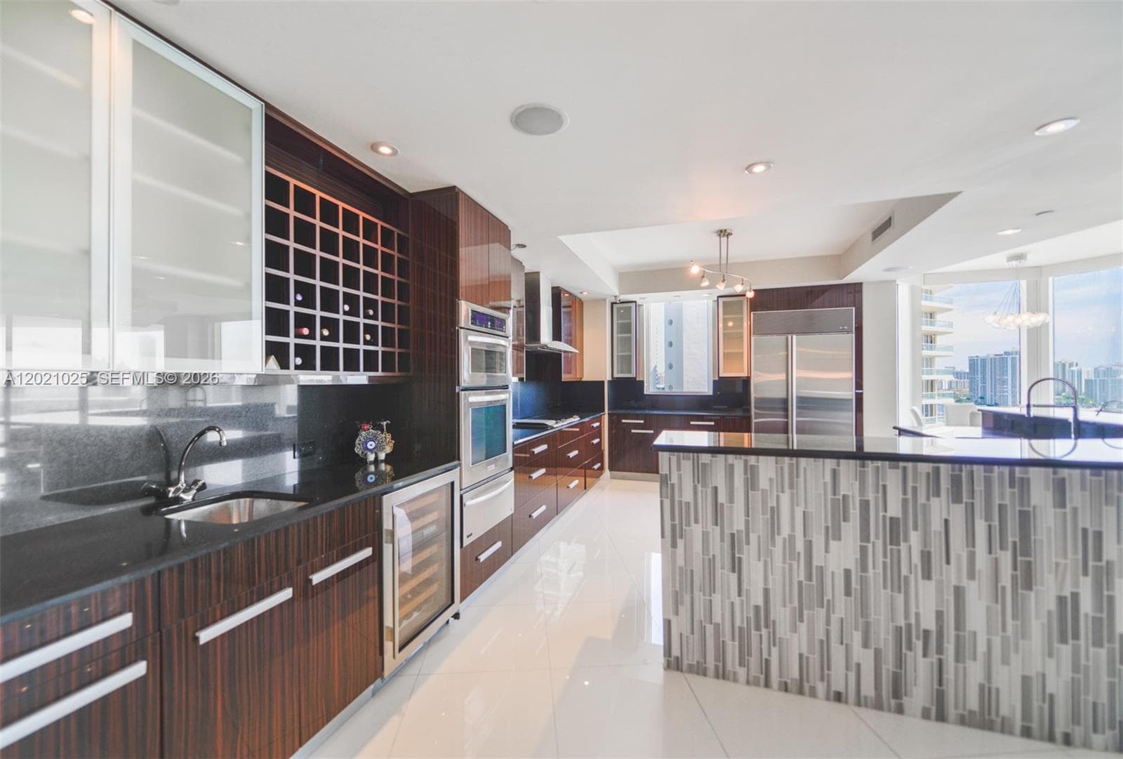 6000 Island Blvd 1801 photo 14