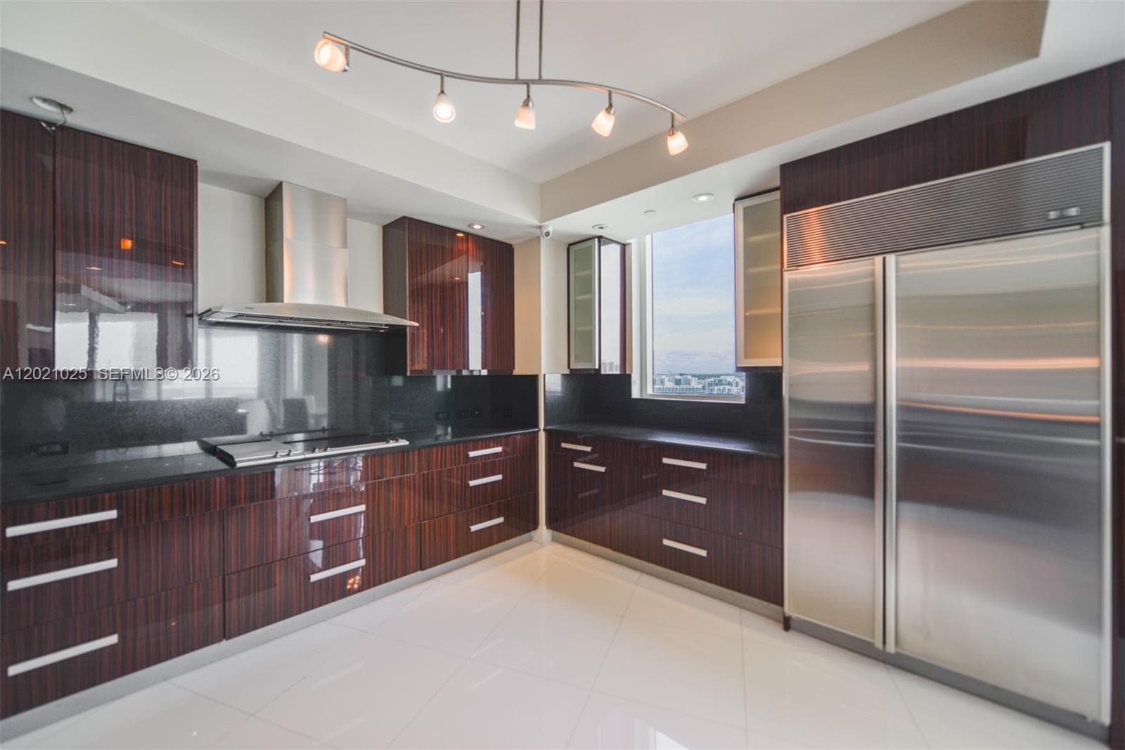 6000 Island Blvd 1801 photo 15