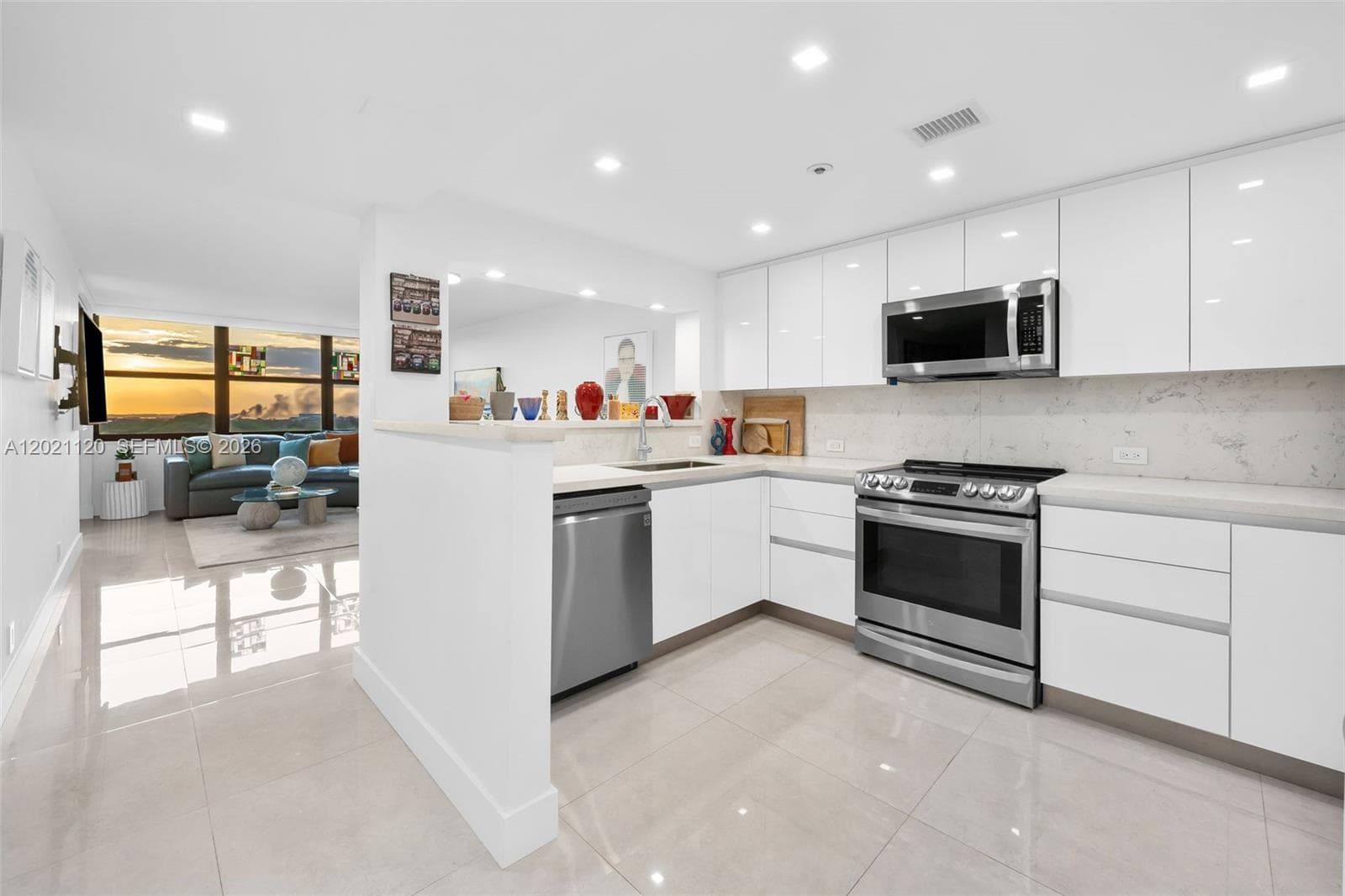 2555 Collins Ave 1106 photo 3