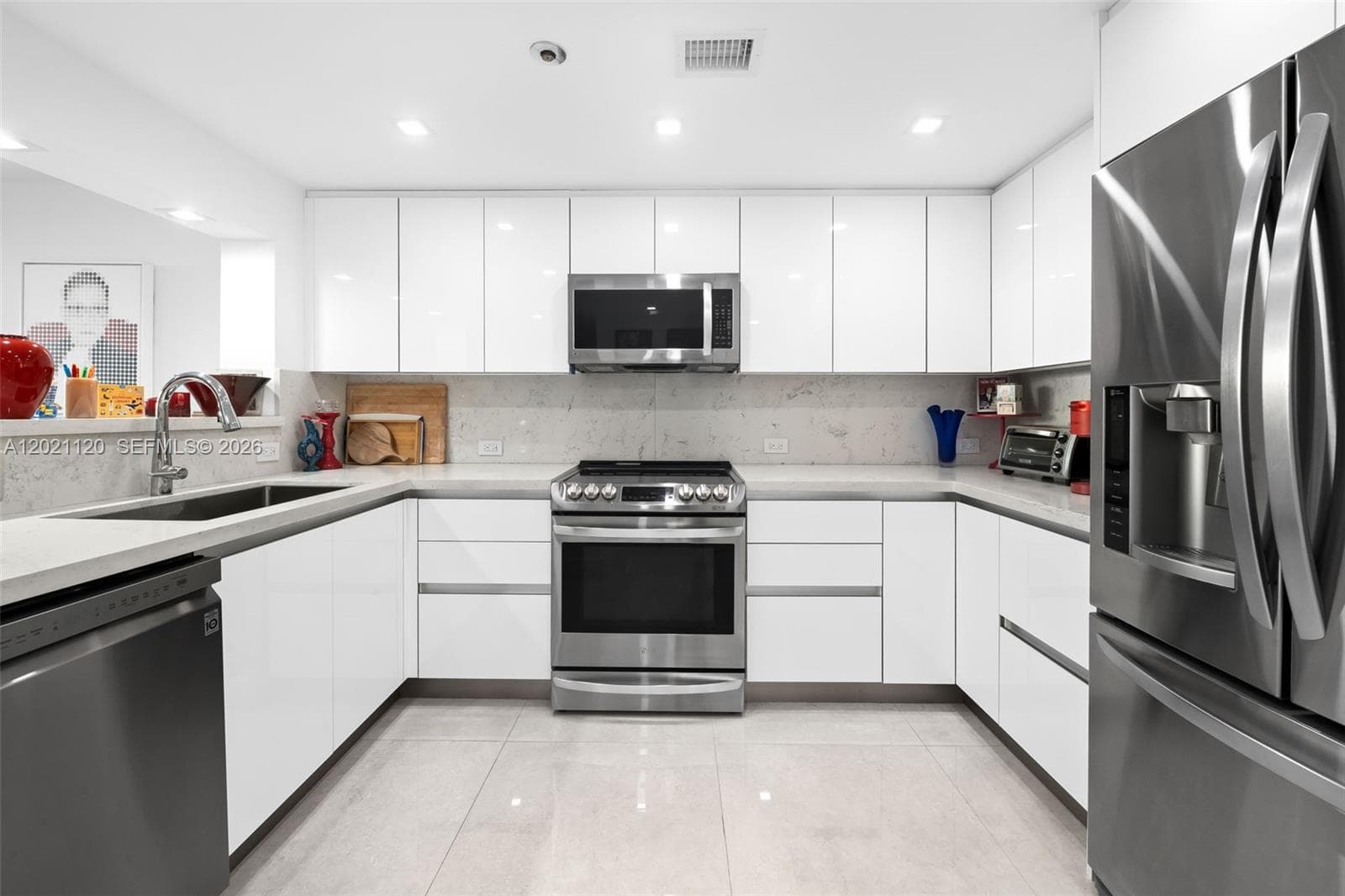 2555 Collins Ave 1106 photo 4