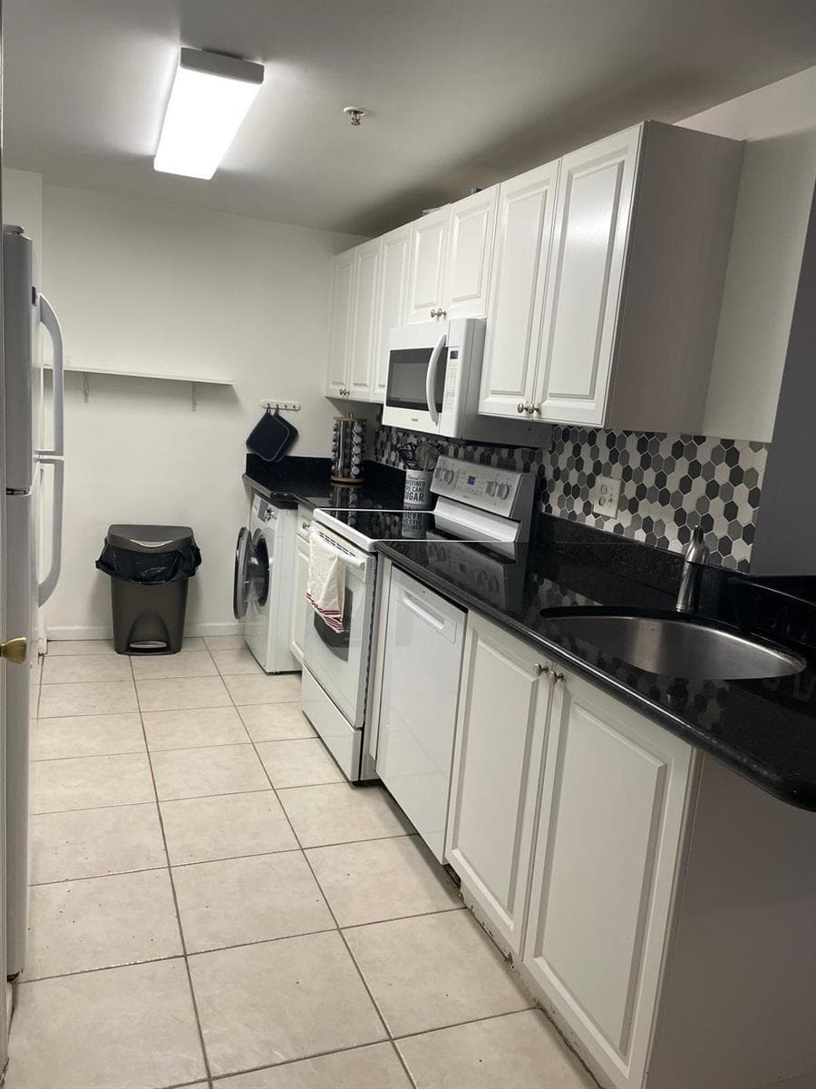 2060 Greenview Shores Boulevard 319 photo 4