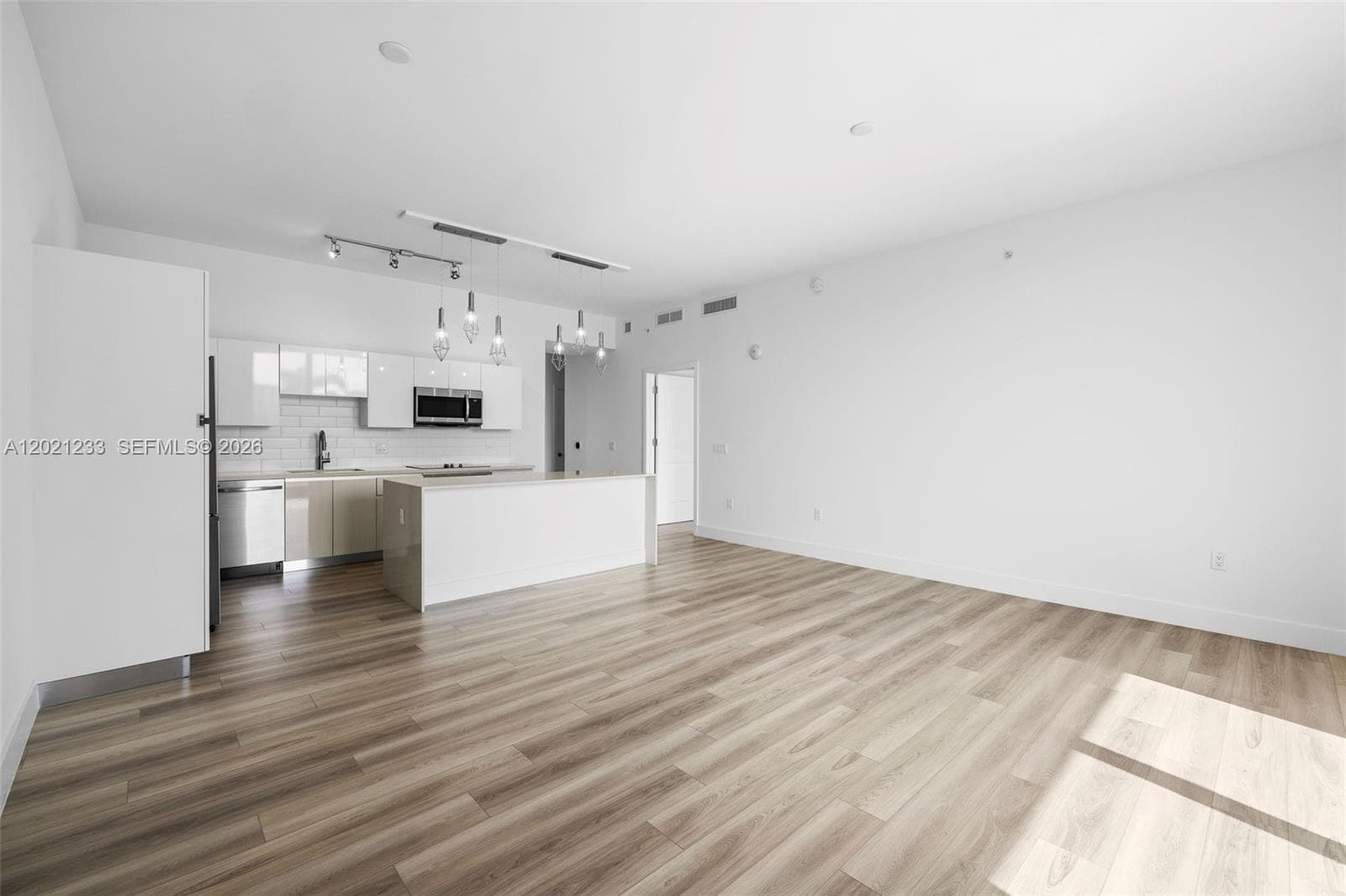 101 Diplomat Pkwy 506 photo 14