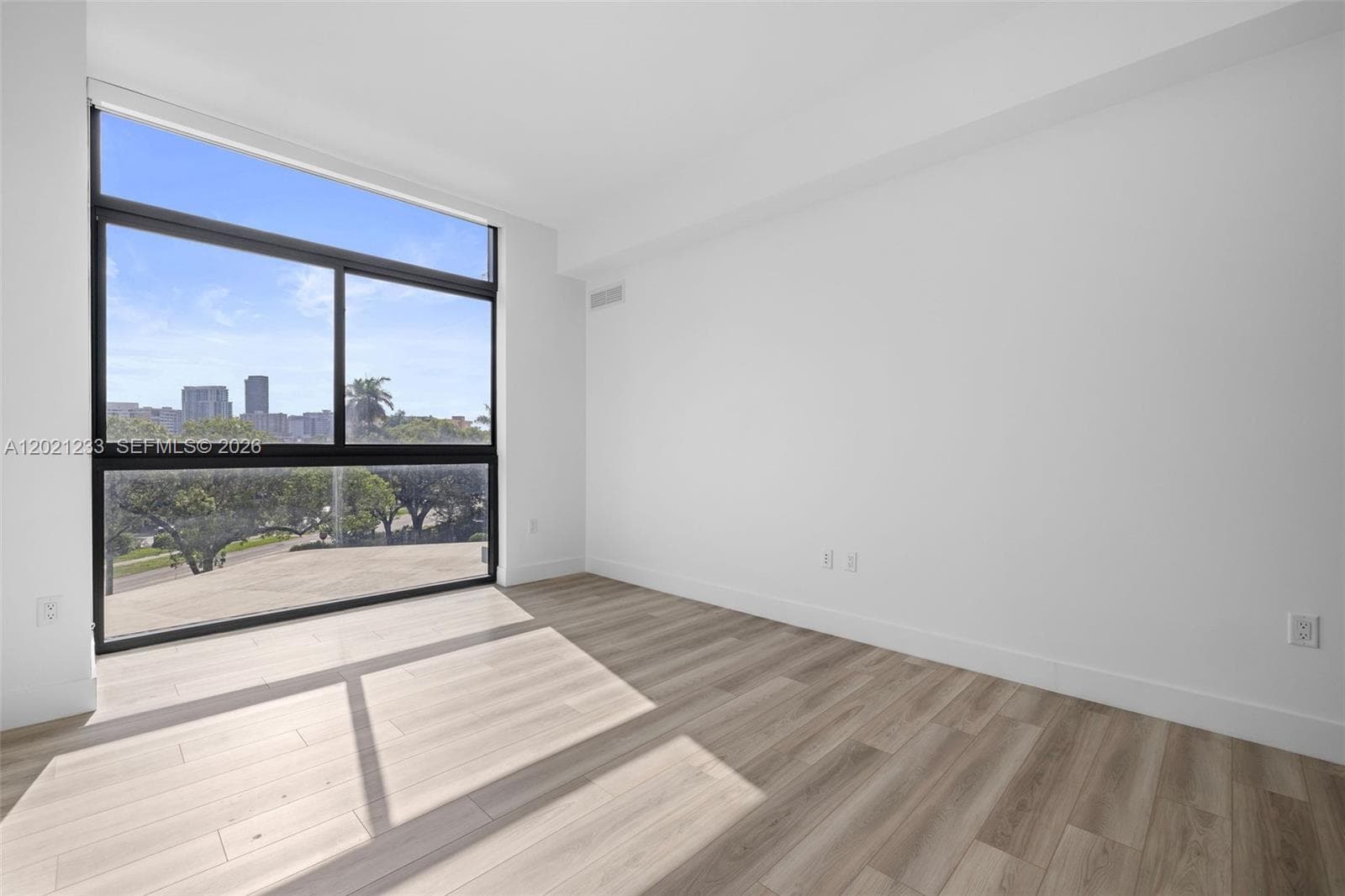 101 Diplomat Pkwy 506 photo 21