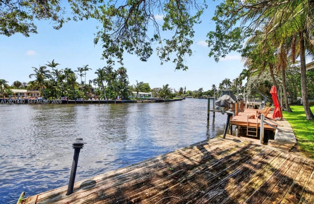 2433 Middle River Dr photo 3