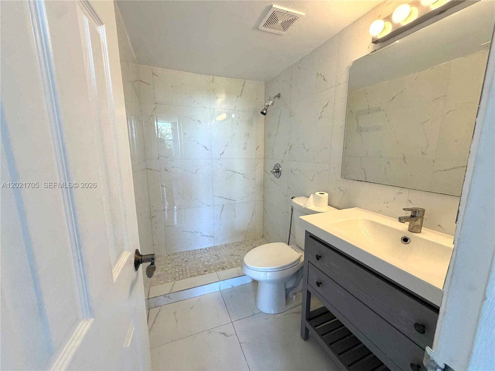 3660 NE 166th St 414 photo 11
