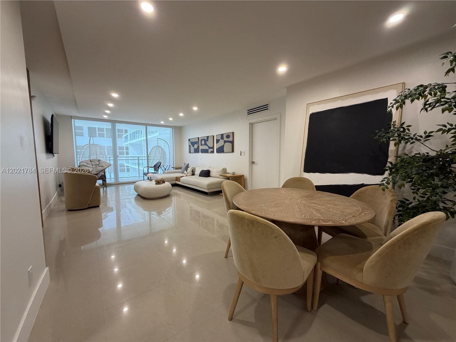 2030 Ocean Dr 2118 photo 1
