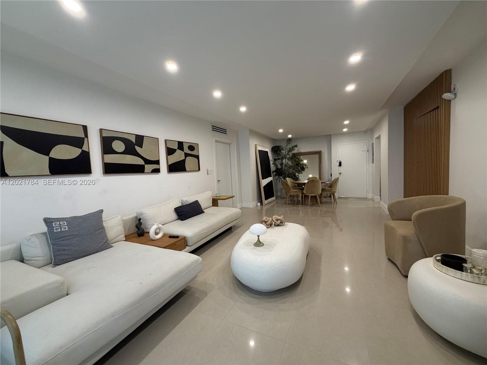 2030 Ocean Dr 2118 photo 4