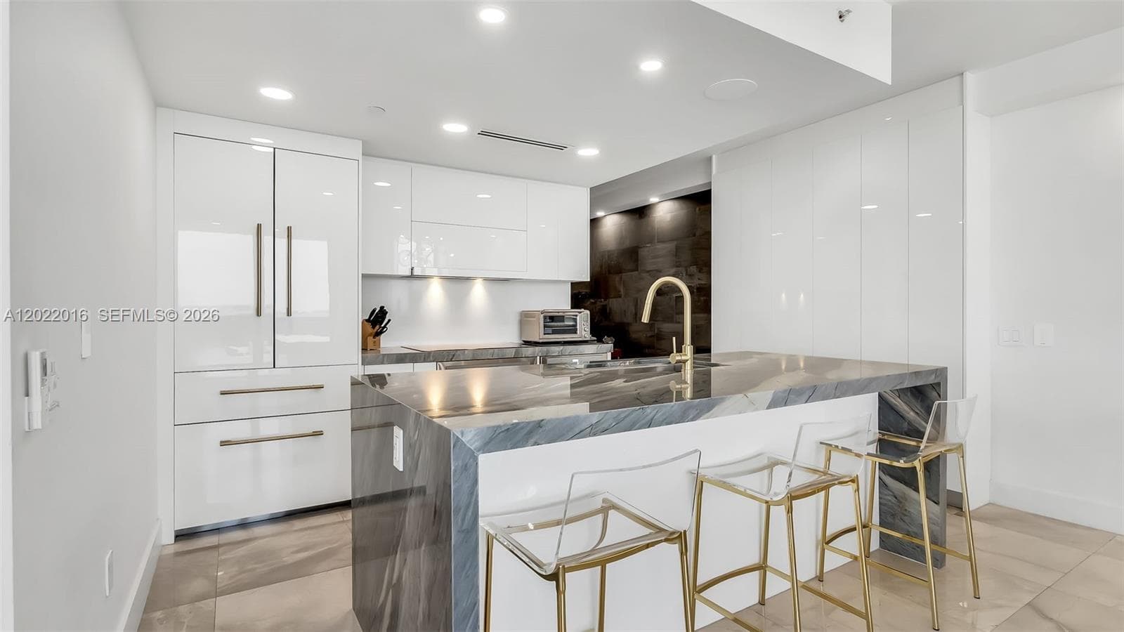 5875 Collins Ave 1807 photo 3