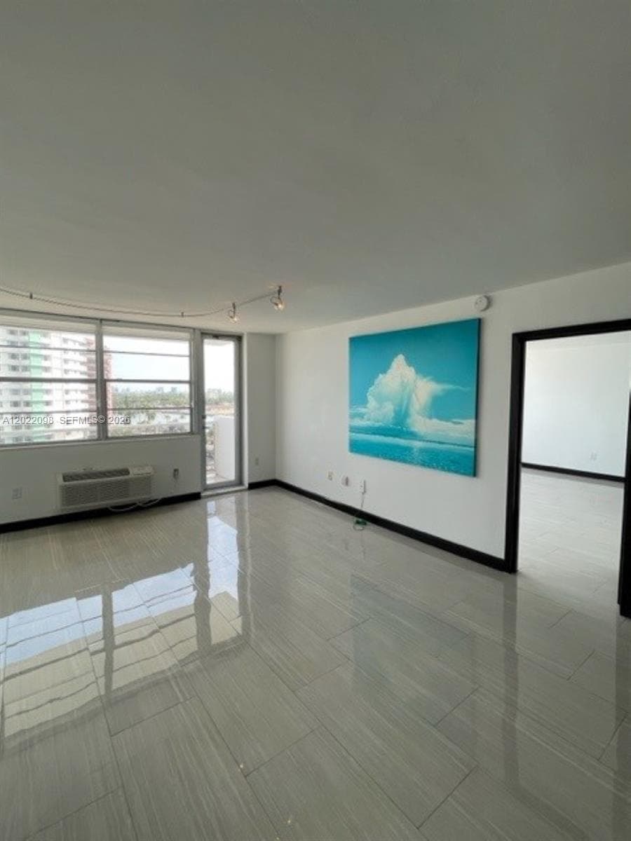 5313 Collins Ave 1004 photo 4