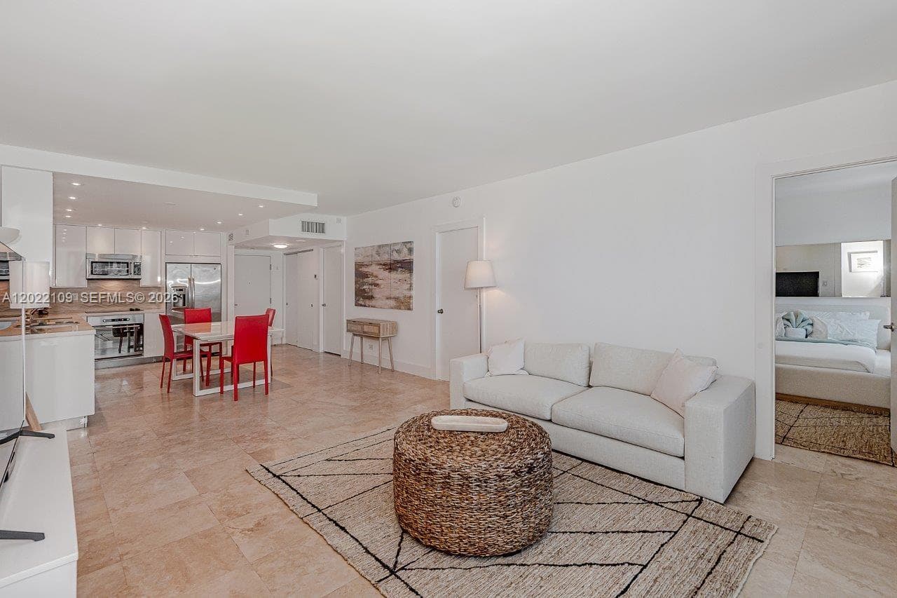 2301 Collins Ave 1515 photo 3