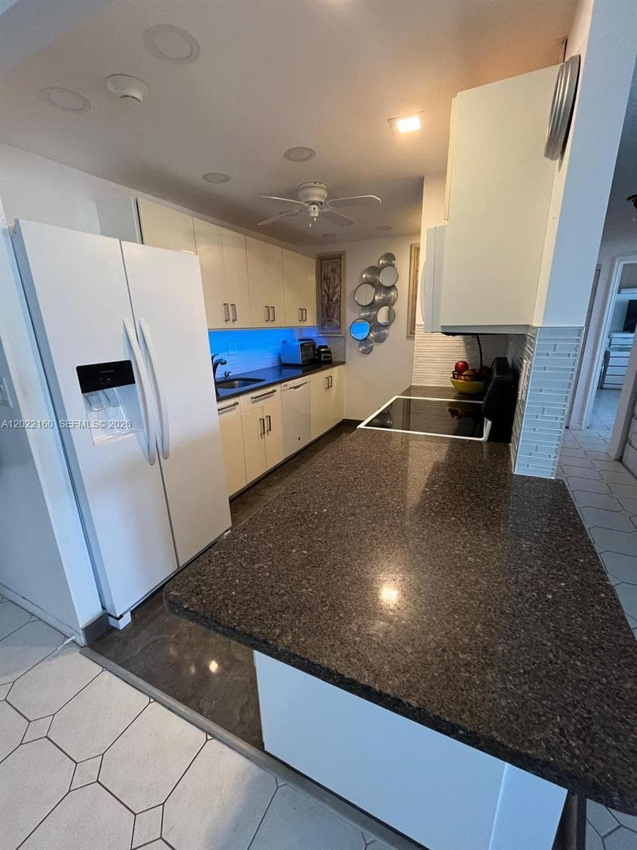 211 Ocean Dr 204 photo 2