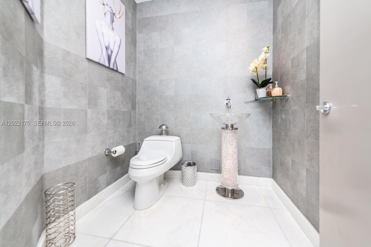 16051 Collins Ave 404 photo 22