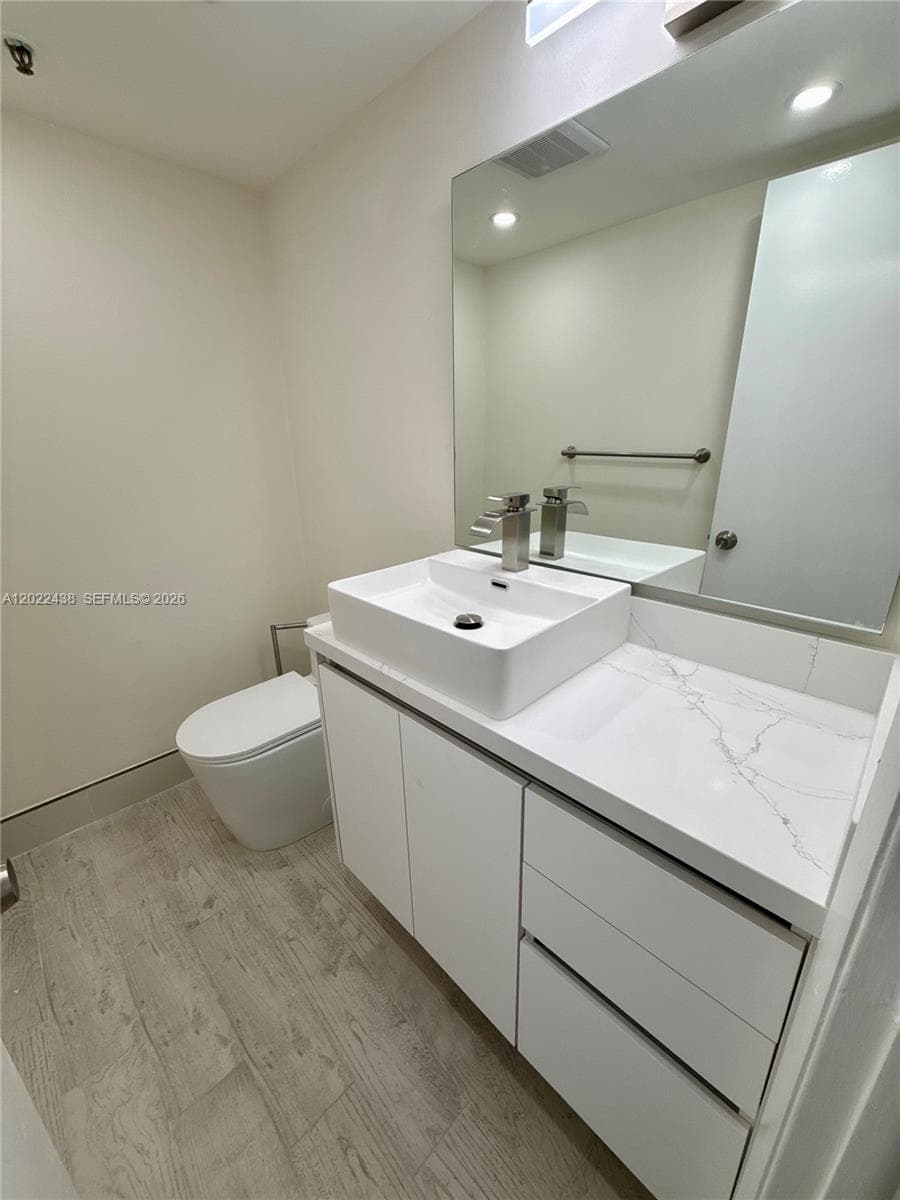 801 Venetian Dr 408 photo 15