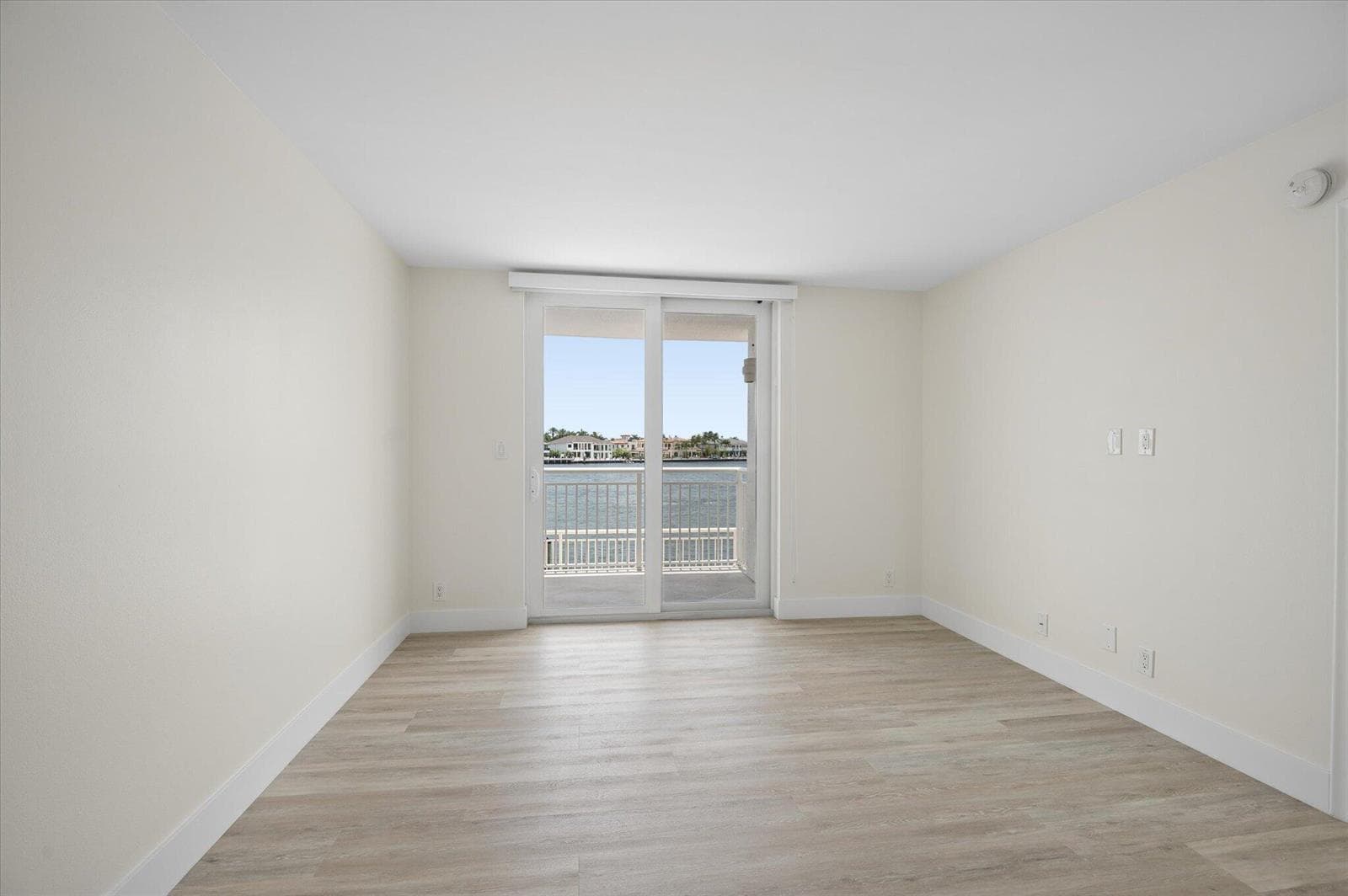 511 Bayshore Drive 206 photo 2