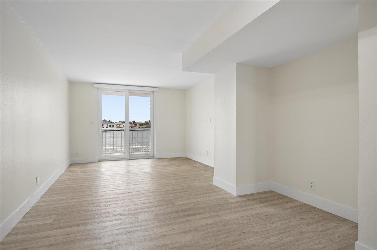 511 Bayshore Drive 206 photo 3