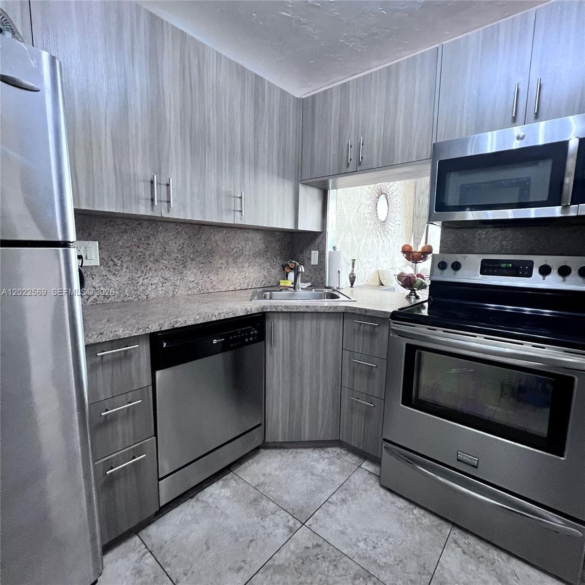 1801 Ocean Dr 536 photo 2