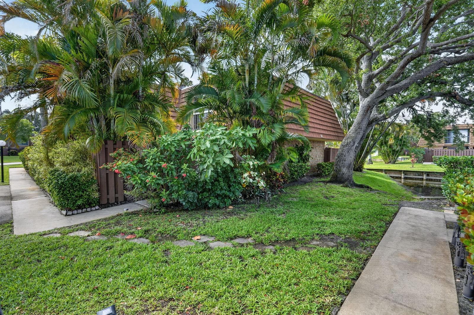 825 Center Street 32b photo 2