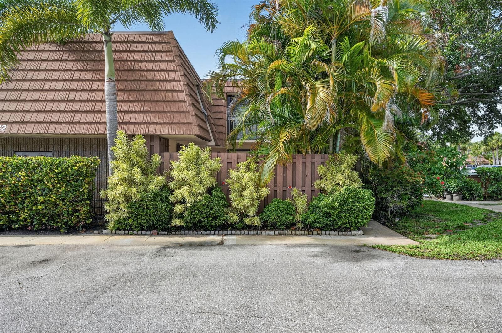 825 Center Street 32b photo 1