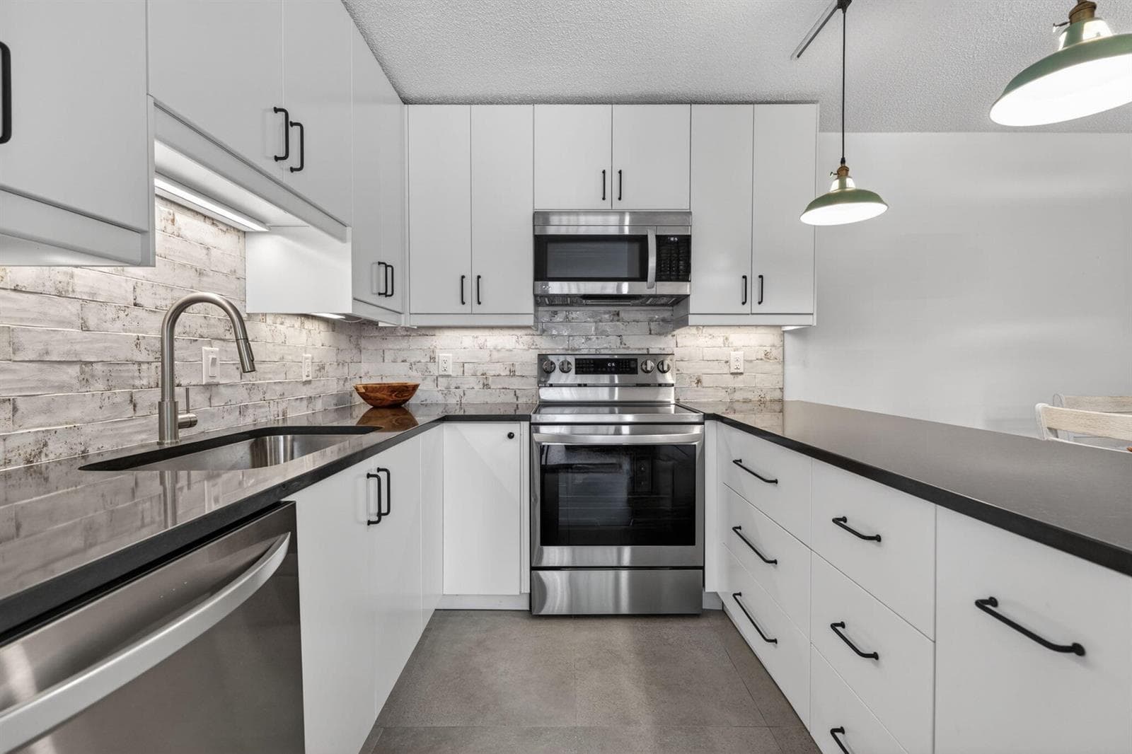 825 Center Street 32b photo 10