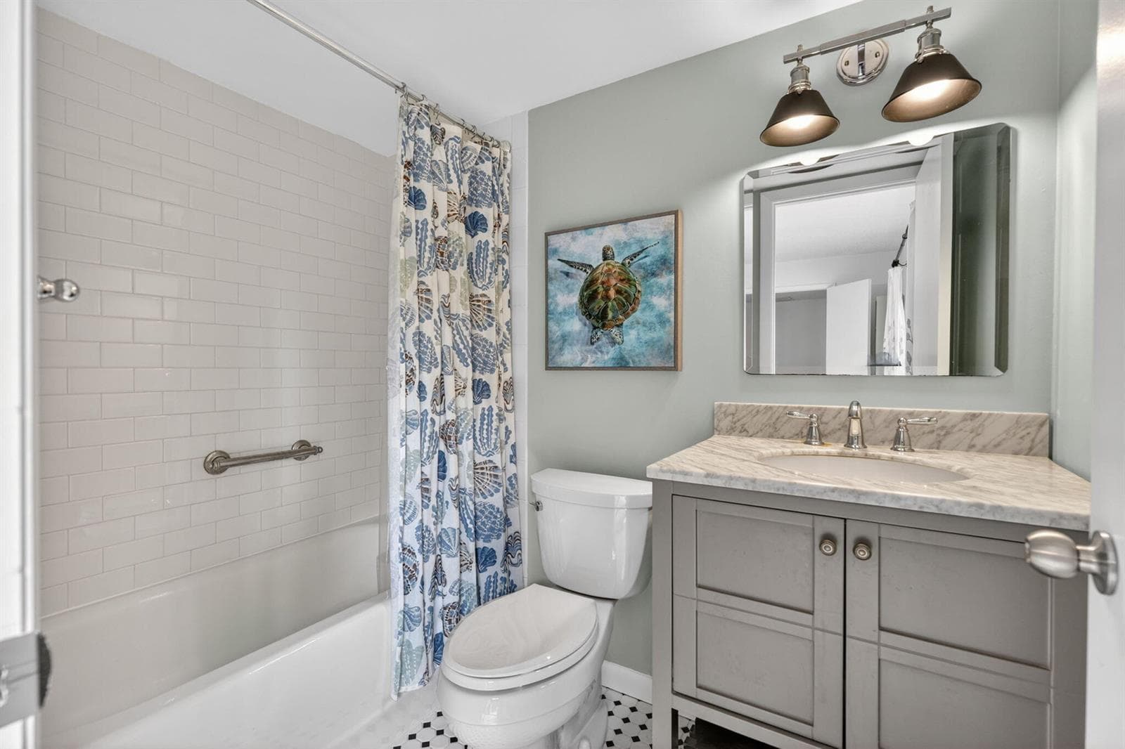825 Center Street 32b photo 18